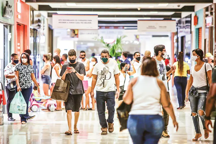 Consumidores voltam aos shoppings, mas os juros e a inflação podem arrefecer as compras (Andre Coelho/Getty Images)