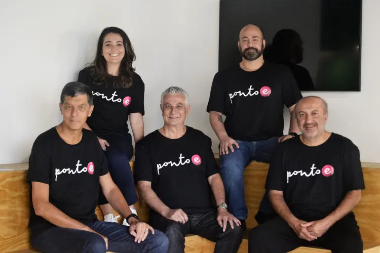 Fundadores da PontoE: Eduardo Foz, Carol Guedes, Pedro Assumpção, Christiano Ranoya e Tarek Farahat (GIUSTI/Divulgação)