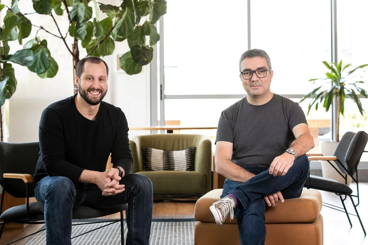 Gabriel Braga (à esq.) e André Penha, cofundadores do QuintoAndar (QuintoAndar/Divulgação)