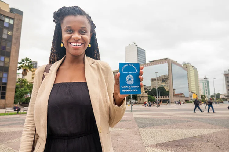 She is showing the brazilian work formal document (Carteira de Trabalho)
Beautiful brazilian black woman, 30 years old. Downtown Rio de Janeiro. (luoman/Getty Images)