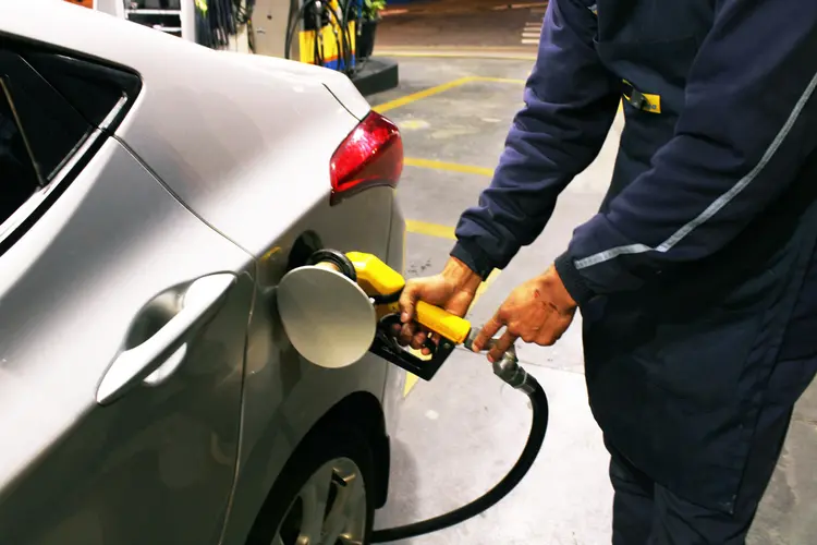 Gasolina: queda de R$ 0,40 nas refinarias. (Elpidio Costa Junior/Getty Images)