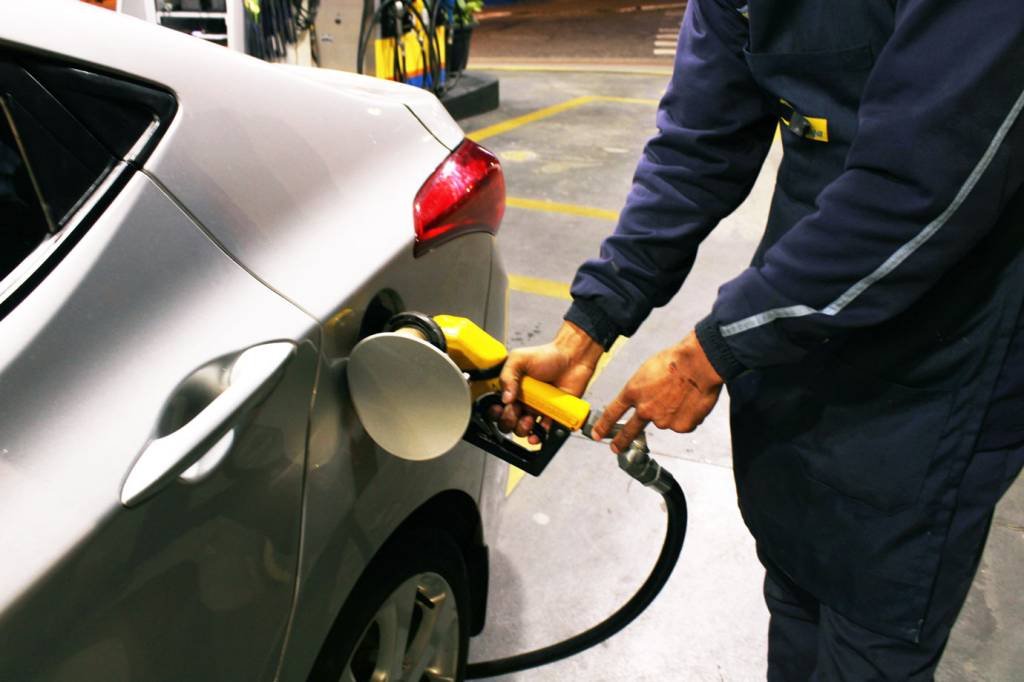 Gasolina sobe 12,2% de janeiro a abril, enquanto diesel cai 9,9% no período, diz pesquisa