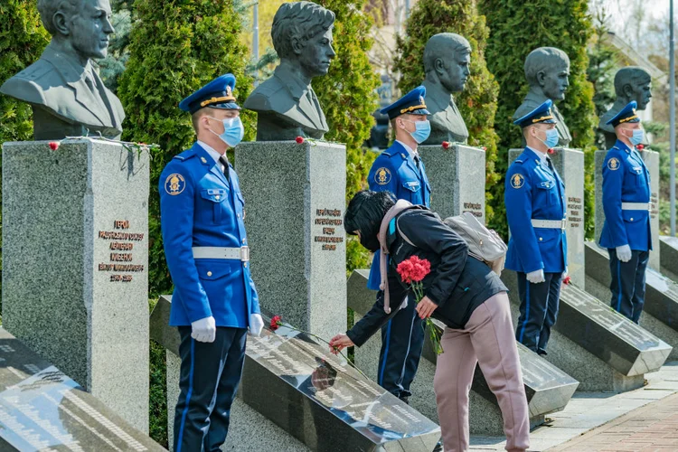 Homenagem a vítimas de Chernobyl em Kiev, em 2021 (foto de arquivo): risco nuclear ainda existe em meio à guerra (Celestino Arce/NurPhoto/Getty Images)