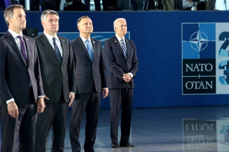 Biden (à dir.), ao lado de Andrzej Duda, da Polônia, em reunião da Otan na quinta-feira, 24: visita do presidente americano à região de fronteira com a Ucrânia (FRANCOIS WALSCHAERTS/POOL/AFP/Getty Images)