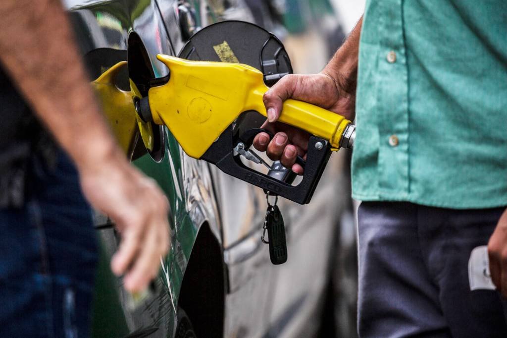 Espaço para queda do preço da gasolina se acentua; redução poderia ser de R$ 0,46 o litro