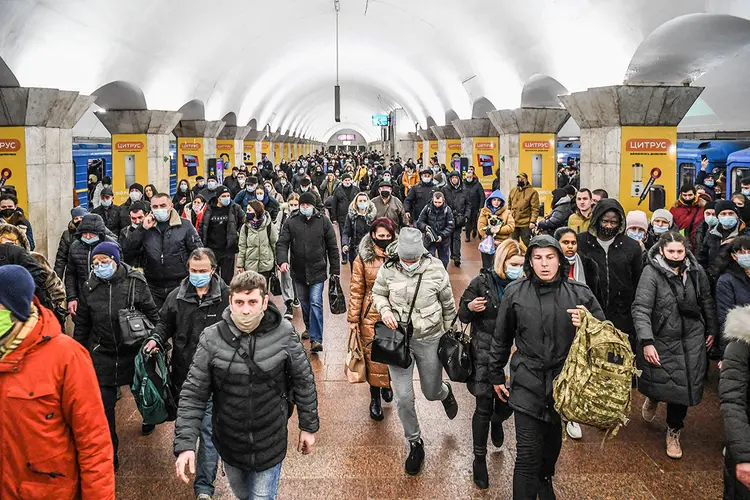 Pessoas carregando malas no metrô, na capital ucraniana Kiev: companhias de tecnologia estão oferecendo auxílios para quem quiser sair do país 
 (DANIEL LEAL/AFP/Getty Images)