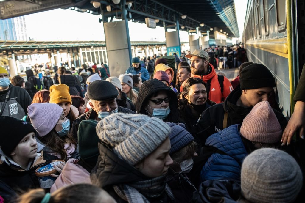 Pessoas tentam embarcar em Kiev, na Ucrânia (Erin Trieb/Bloomberg/Getty Images)