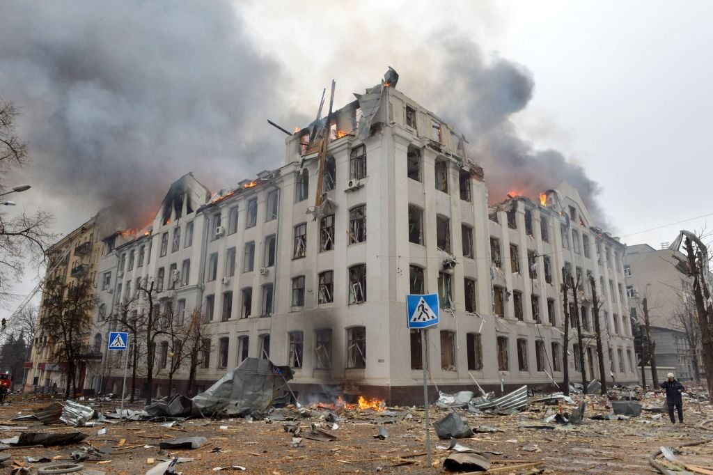 Bombardeios russos atingem aeroporto de Dnipro e deixam mortos em Kharkiv