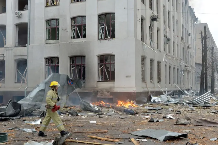 Bombeiros apagam fogo em universidade após bombardeio de Kharkiv, na Ucrânia. (SERGEY BOBOK/AFP/Getty Images)