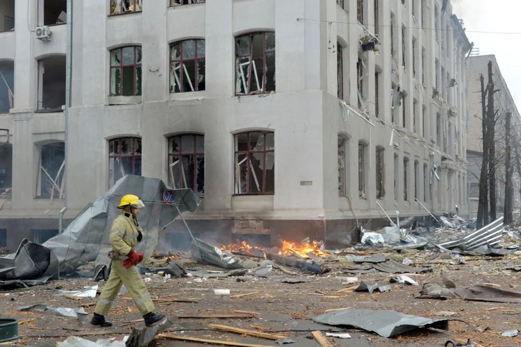 Bombeiros apagam fogo em universidade após bombardeio de Kharkiv, na Ucrânia. (SERGEY BOBOK/AFP/Getty Images)