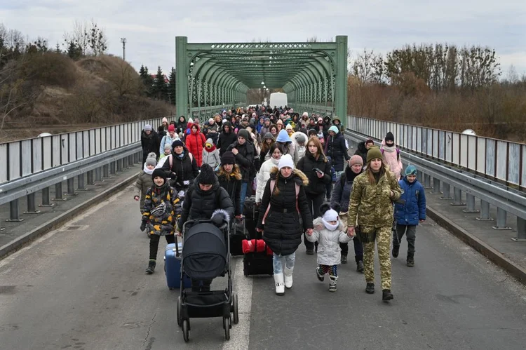 Refugiados da Ucrânia em fronteira com a Polônia: mais de 2 milhões de refugiados até 8 de março (DANIEL LEAL/AFP/Getty Images)