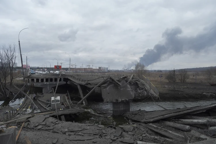 Ponte Destruída em Irpin, perto de Kiev, Ucrânia, em 6 de março de 2022. A Rússia continua o ataque às principais cidades da Ucrânia, incluindo a capital Kiev, mais de uma semana após o lançamento de uma invasão em larga escala no país (Andrea Filigheddu/NurPhot/Getty Images)