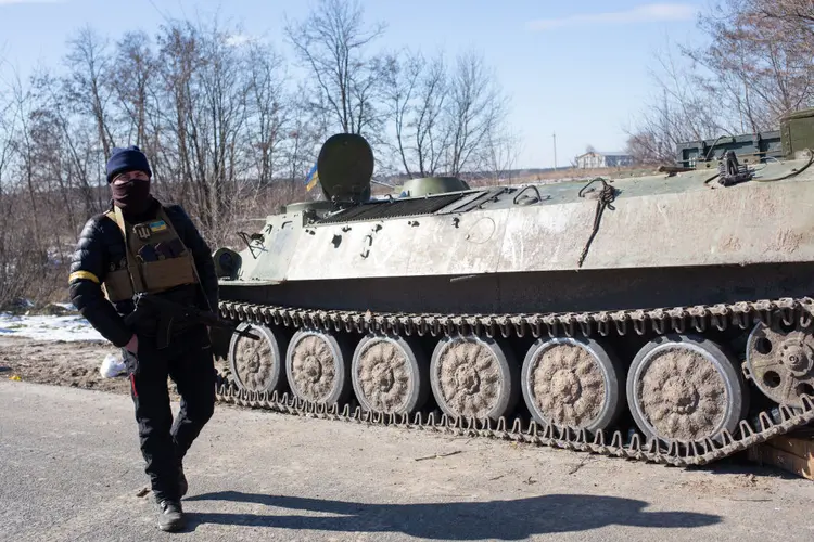 Soldado de tropas ucranianas: expectativa de mais corredores humanitários nesta sexta-feira (Anastasia Vlasova/Getty Images)
