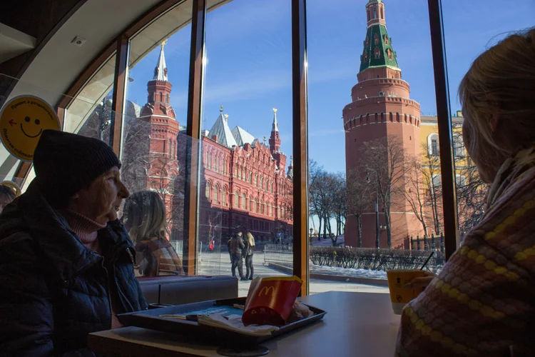 Restaurante do McDonald's em Moscou: último dia de operação nesta segunda-feira, 14 (Vlad Karkov/SOPA Images/LightRocket/Getty Images)