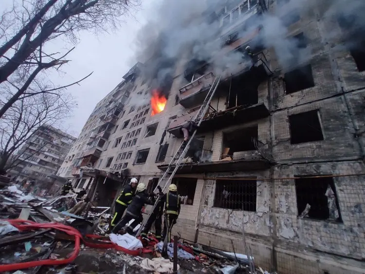 Bombeiros trabalham em um prédio danificado que foi atingido por ataque russo em Kiev, Ucrânia. (STATE EMERGENCY SERVICE OF UKRAINE / HANDOUT/Getty Images)