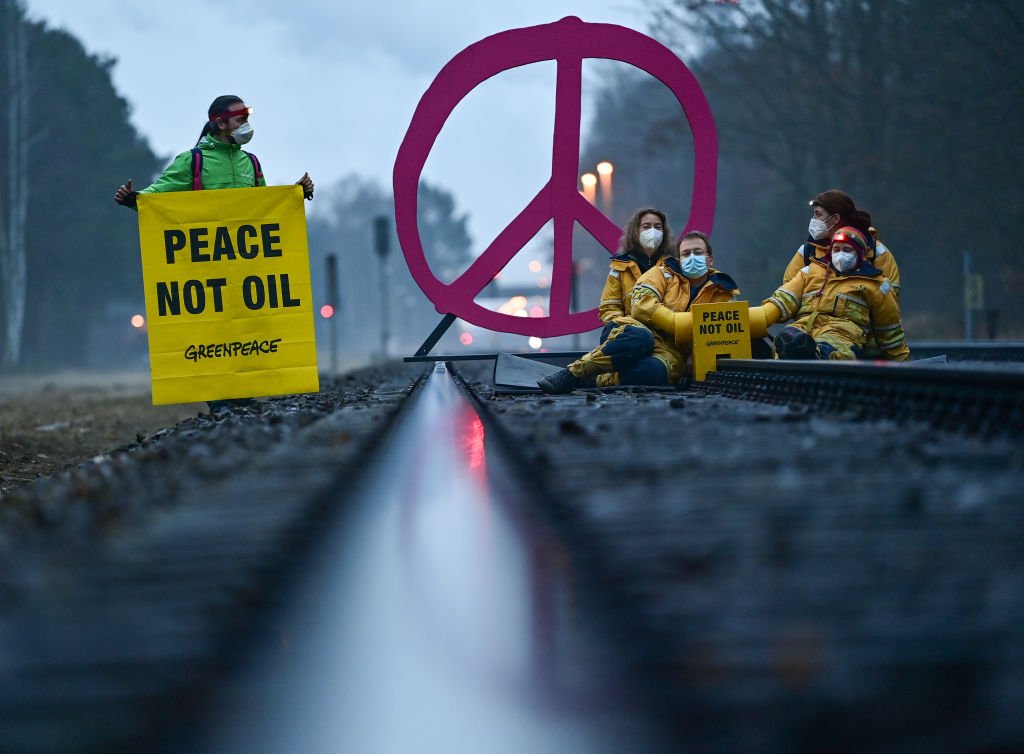 Protesto do Greenpeace na Alemanha contra importações de petróleo russo: imposto seria mais confiável e sustentável do que um embargo (Getty Images/Patrick Pleul/picture alliance)