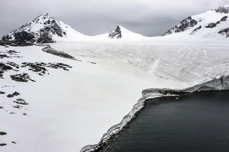 Antártida: A plataforma situada na região conhecida como Terra de Wilkes havia começado a se desintegrar há muito anos, mas, na semana passada, registrou o "seu colapso final" (Sebnem Coskun/Anadolu Agency/Getty Images)