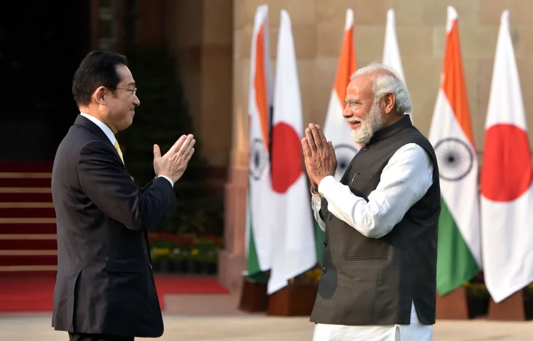 O primeiro-ministro Narendra Modi com o primeiro-ministro japonês Fumio Kishida, em Hyderabad House, em 19 de março de 2022 em Nova Deli, Índia (Sonu Mehta/Hindustan Times/Getty Images)