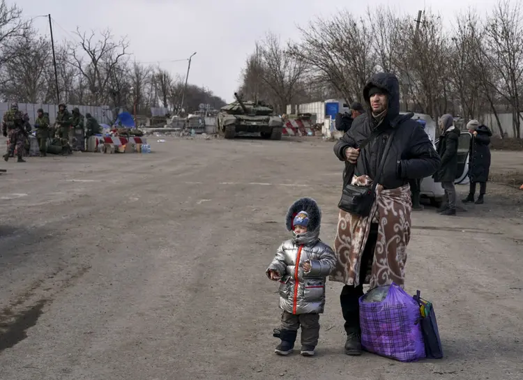 Civis tentam deixar Mariupol (foto de arquivo): nova tentativa de evacuação em massa nesta quinta-feira, 31 (Stringer/Anadolu Agency/Getty Images)