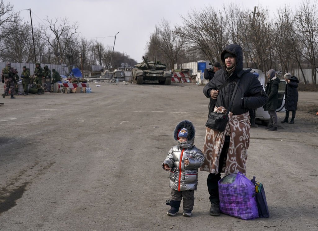 Ucrânia envia 45 ônibus para evacuar Mariupol; veja últimas notícias