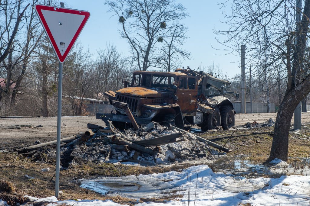 Destroços de tanque russo em Kharkiv, no leste: exército ucraniano alega que suprimentos russos estão acabando e que ataques a civis podem ser intensificados (Stringer/Anadolu Agency/Getty Images)