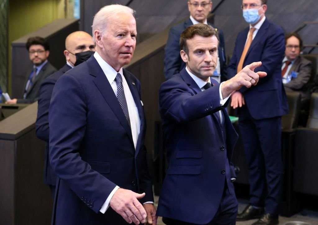 Biden (EUA) e Macron (França) em reunião da Otan nesta quinta-feira, 24: pressões em meio à guerra na Ucrânia (Getty Images/THOMAS COEX/AFP)
