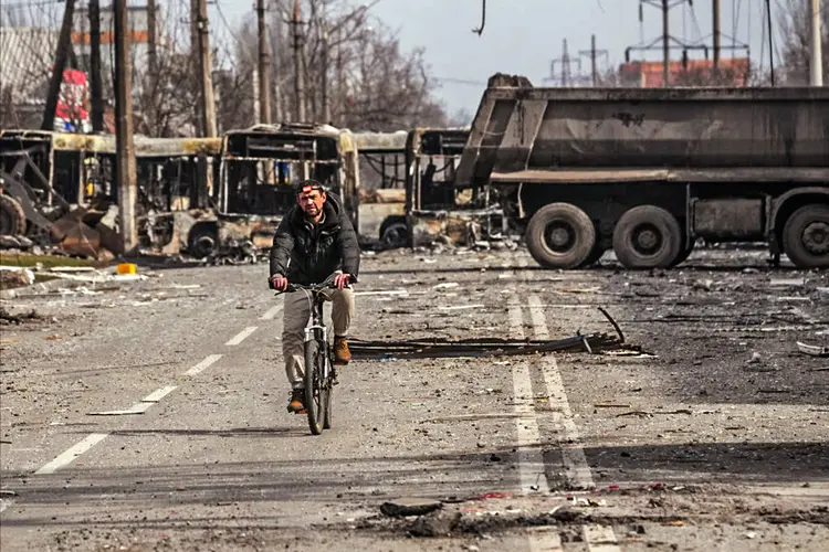 Homem em Mariupol, em 26 de março: 5 mil mortos na cidade sitiada, segundo a Ucrânia (Stringer/Anadolu Agency/Getty Images)