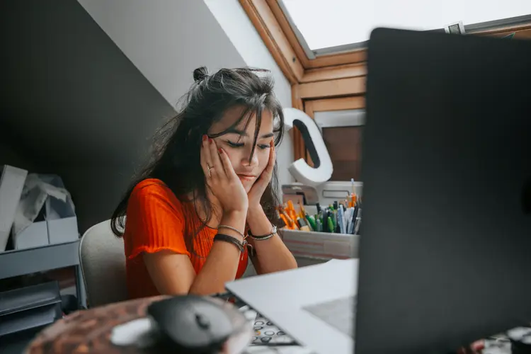 Em uma empresa com 10 mil funcionários, a depressão ligada ao absenteísmo pode levar a perda de 15 mil dias de trabalho (Carol Yepes/Getty Images)