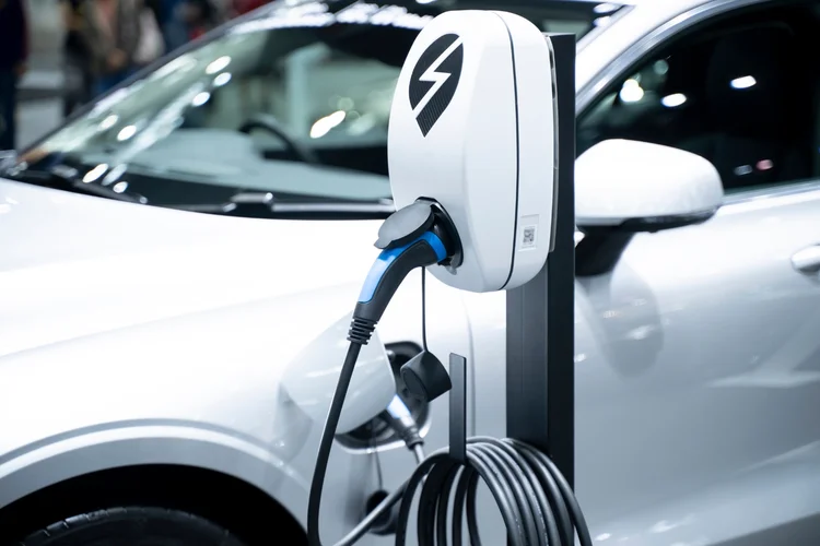 Venda de carros elétricos no Brasil cresce desde 2021 (seksan Mongkhonkhamsao/Getty Images)