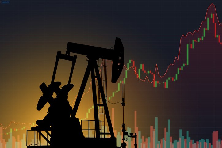 Petróleo reverte ganhos e fecha em queda, com incertezas e dólar em alta
