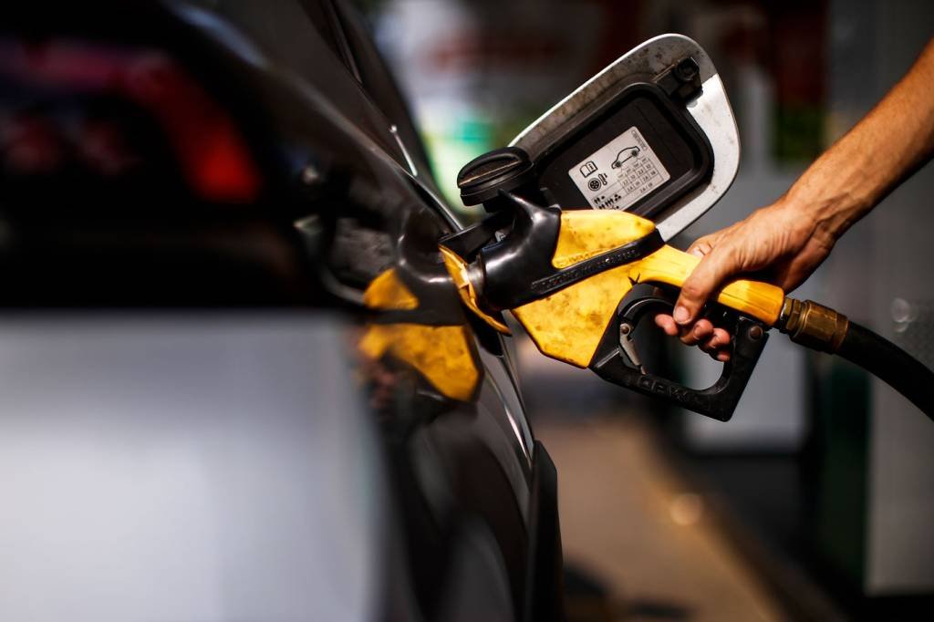 Combustível: queda acentuada no preço do barril de petróleo — que estava em US$ 115 no fim de junho e passou a ser cotado na faixa de US$ 100 nos últimos dias — é o maior fator de pressão (Buda Mendes/Getty Images)