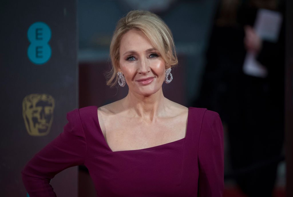 J.K. Rowling lança serviço de ajuda para vítimas de violência sexual