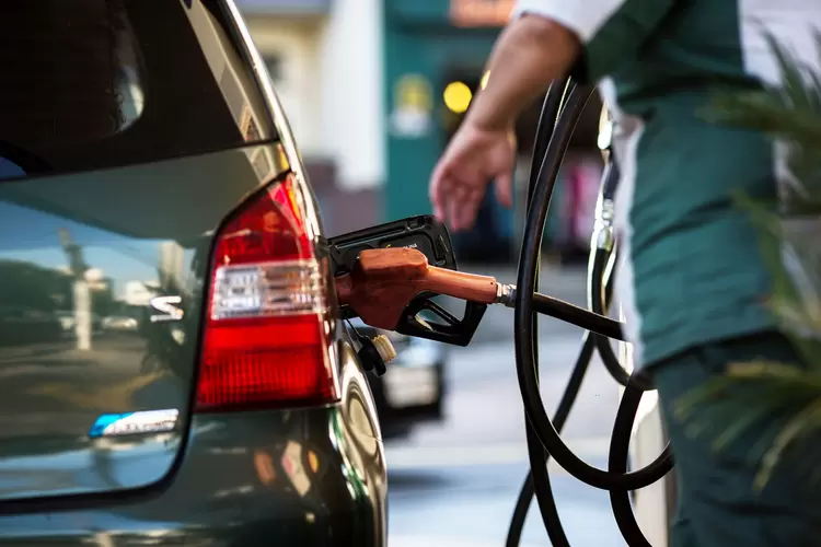 Carro abastecendo: preço da gasolina sofreu reajuste na semana passada. (Bloomberg/Getty Images)