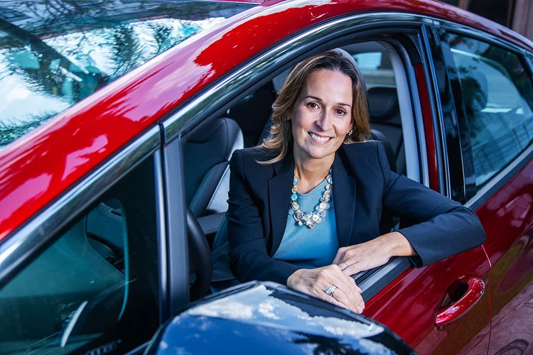 Marina Willisch, vice-presidente de Relações Governamentais e Comunicação da GM América do Sul, no novo modelo Bolt que será lançado no Brasil nos próximos meses (Leandro Fonseca/Exame)