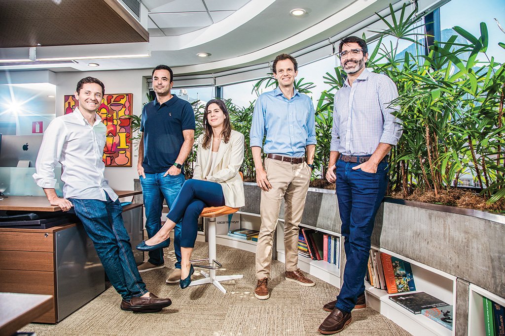 Pedro Andrade (segundo à direita) e a equipe da IP Capital Partners: aposta nas big techs (Exame/Leandro Fonseca)