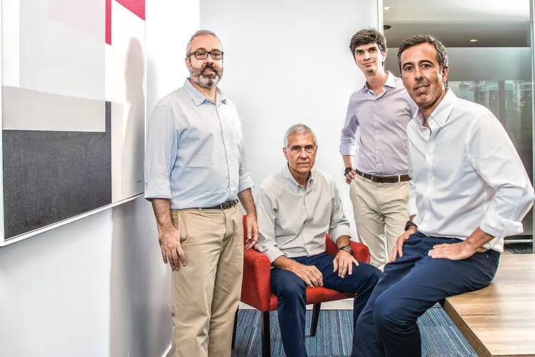 Bruno Cordeiro (à direita) e sócios da Kapitalo, gestora com o melhor fundo multimercado macro do último ano segundo a EXAME (Leandro Fonseca/Exame)