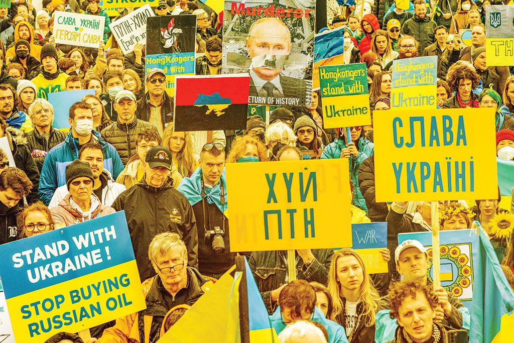 Protesto em Boston, nos Estados Unidos, contra a guerra na Ucrânia: ao colocar mais dinheiro nos bolsos dos produtores de petróleo russos, os EUA e seus aliados estão obtendo o efeito oposto ao que pretendem (Joseph Prezioso/AFP/Getty Images)