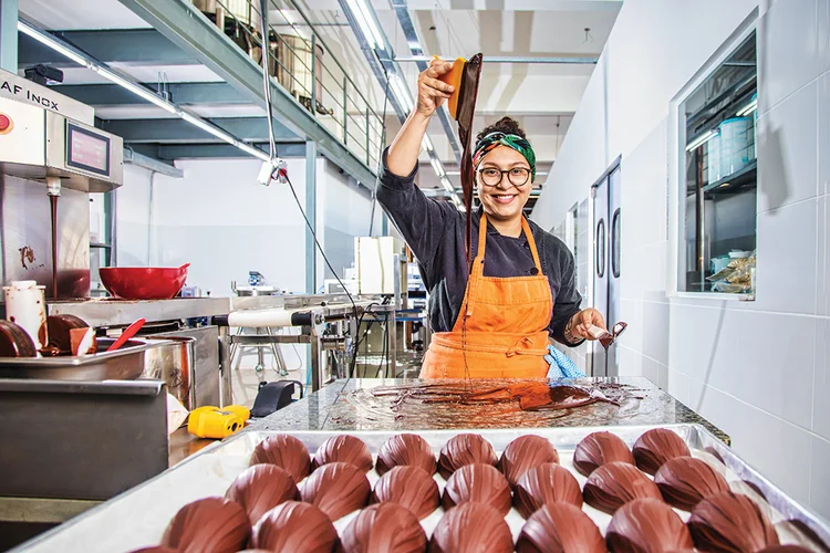 A empreendedora Luisa Abram em sua fábrica de chocolates em São Paulo: cacau colhido à beira dos rios Purus, Tocantins e Cassiporé (Leandro Fonseca/Exame)