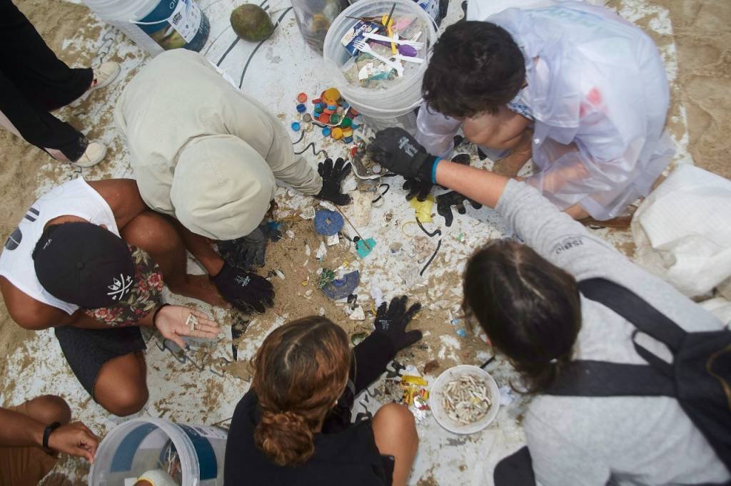 Recicla Orla e iFood limpam praia de Ipanema neste sábado