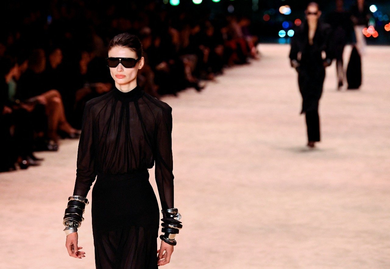 Yves Saint Laurent apresenta coleção em desfile perto da Torre Eiffel