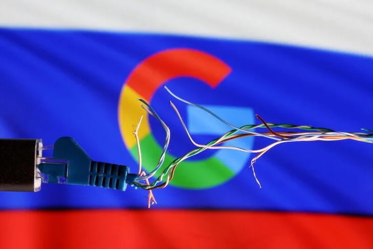 Cabo ethernet quebrado em frente à bandeira russa com o logotipo do Google  (Foto/Reuters)