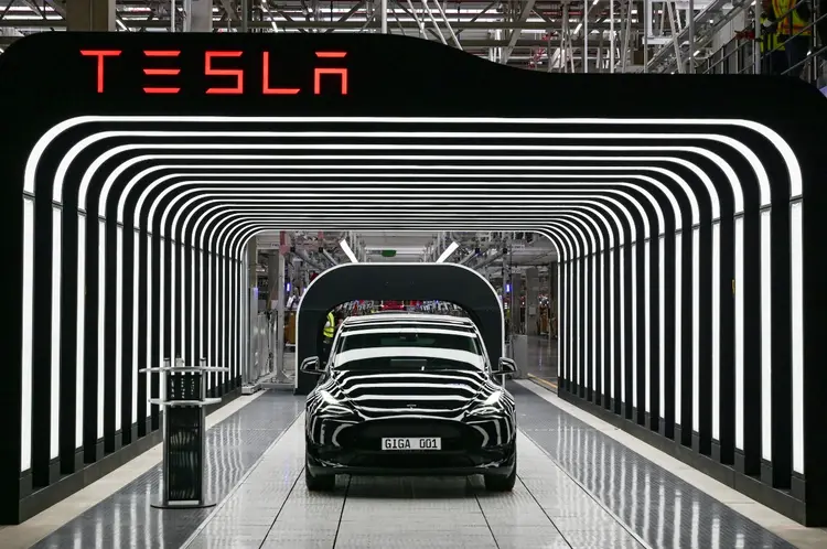 Tesla: papel é negociado a cerca de US$ 290 e empresa vale mais de US$ 900 bilhões (Foto/Reuters)