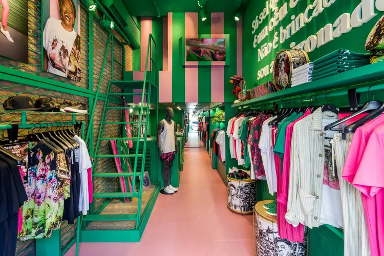 Collabs: pop-up store Reserva+Mangueira ficará aberta até 2 de maio. (Reserva/Divulgação)