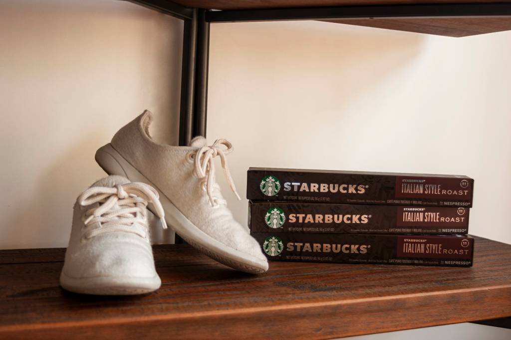 Nestlé faz parceria com calçados Yuool e dá cápsula de Starbucks de brinde