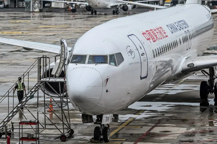 Avião da companhia China Eastern Airlines com 132 pessoas a bordo caiu na semana passada.  (Hector RETAMAL/AFP)