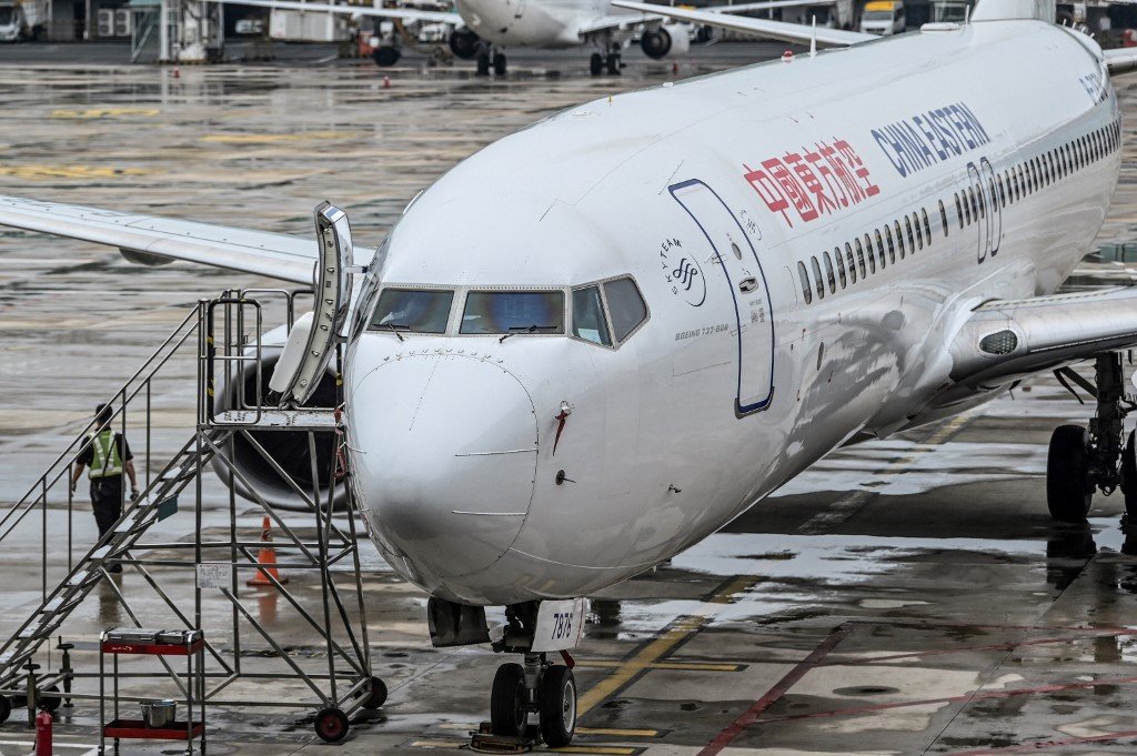 Avião da companhia China Eastern Airlines com 132 pessoas a bordo caiu na segunda-feira. (Hector RETAMAL/AFP)