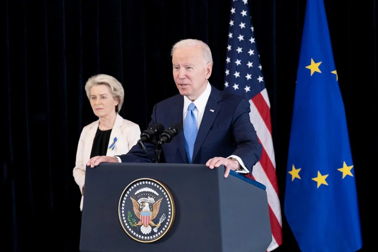 UE e EUA anunciam medidas para reduzir dependência europeia do gás russo
 (Brendan Smialowski/AFP)