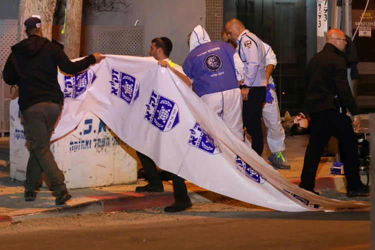 Ataque: dois membros das unidades antiterroristas da Polícia de Fronteira que estavam em um restaurante perto do local do ataque saíram e neutralizaram os agressores (AFP/AFP Photo)