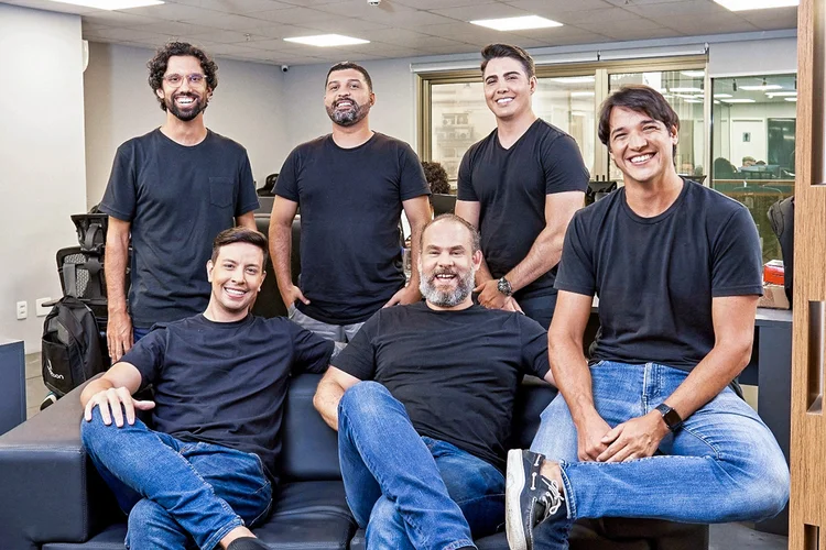 Em pé, da esquerda para direita: Timóteo Gomes, Thiago Brandão e Thiago Cavalcante. Sentados: Bruno Niro, Felipe Piazza e Gabriel Reginatto, fundadores da Adaction, Inflr e Alive (Richard Cheles/Adaction/Divulgação)