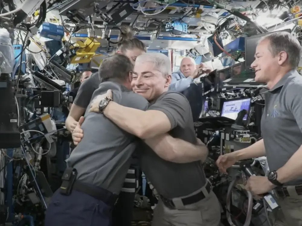 Mark Vande Hei abraçando o cosmonauta russo Anton Shkaplerov na ISS em 29 de março de 2022 (Divulgação/NASA)